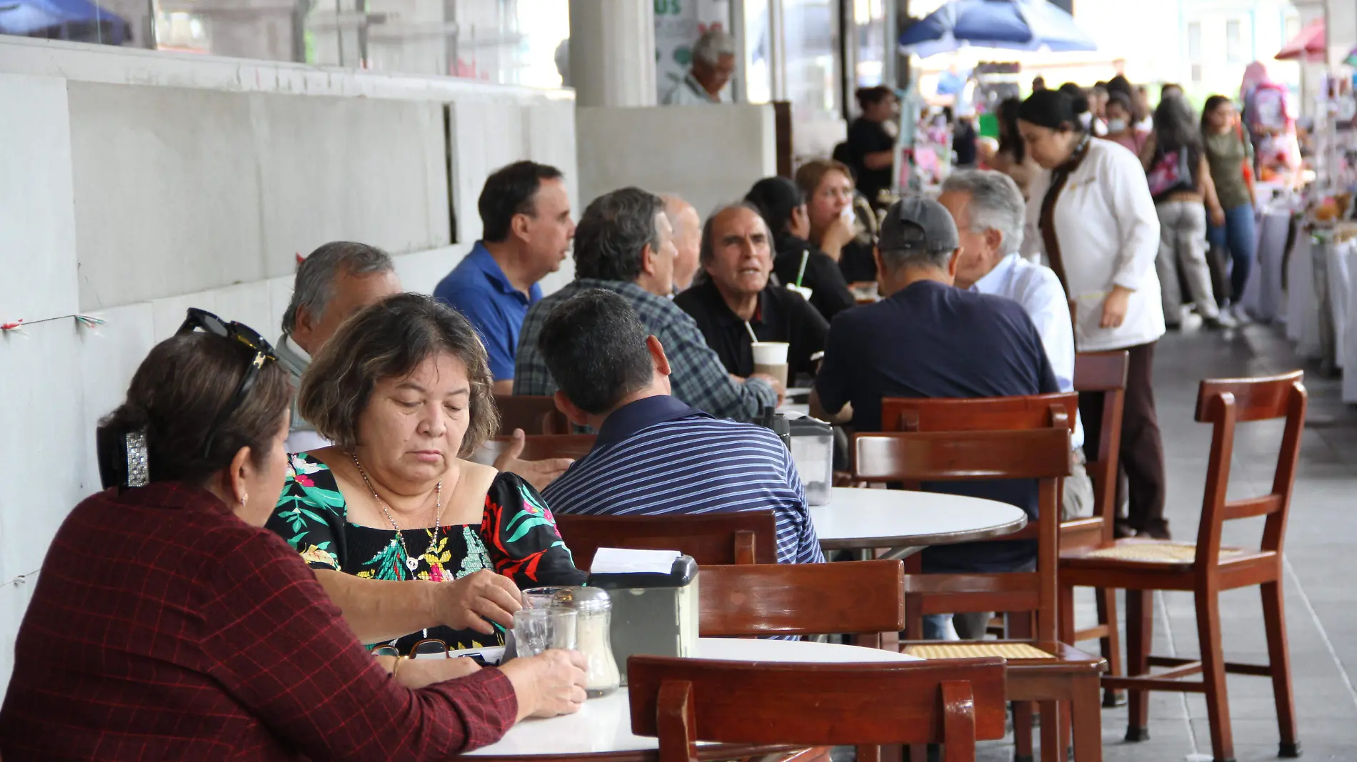 Gastos en familias xalapeñas por regreso a clases han afectado las ventas de comerciantes